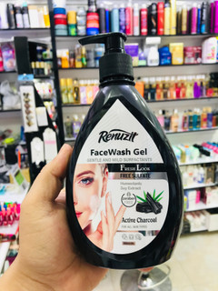 ژل شستشو حاوی کربن فعال مناسب انواع پوست